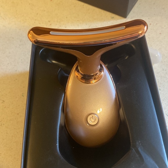 7 Color Beauty Device for Face & Neck in rose gold - Picture 4 of 12